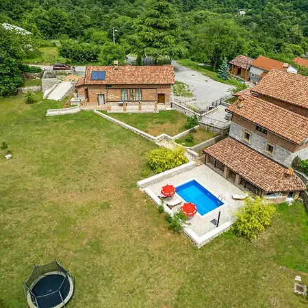 Cozy In With Outdoor Swimming Pool Vakantiehuis