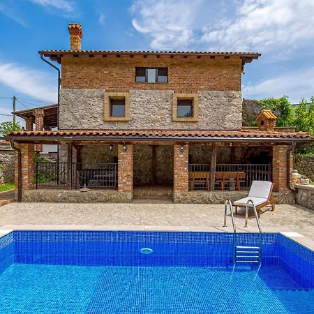 Cozy In With Outdoor Swimming Pool Vakantiehuis Ičići