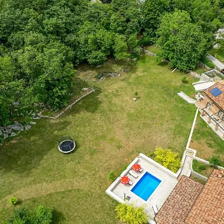 Vakantiehuis Cozy In With Outdoor Swimming Pool Ičići