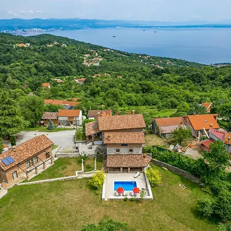Cozy In With Outdoor Swimming Pool Vakantiehuis