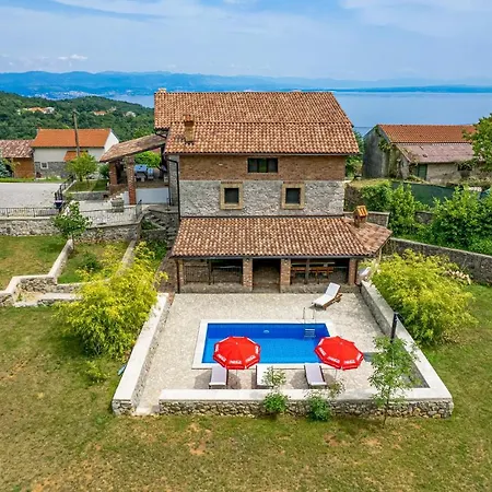 Vakantiehuis Cozy In With Outdoor Swimming Pool Ičići
